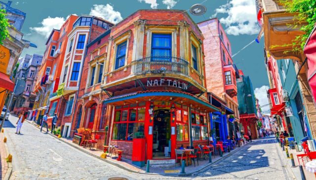 بالات ترکیب تاریخ و رنگ در قلب استانبول